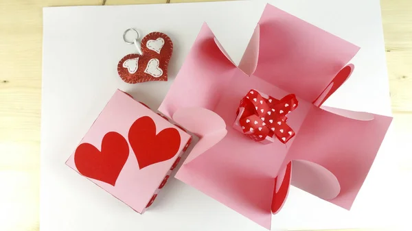 Красное Сердце Валентина Бумажные Коробки Белом Фоне Вид Сверху — стоковое фото