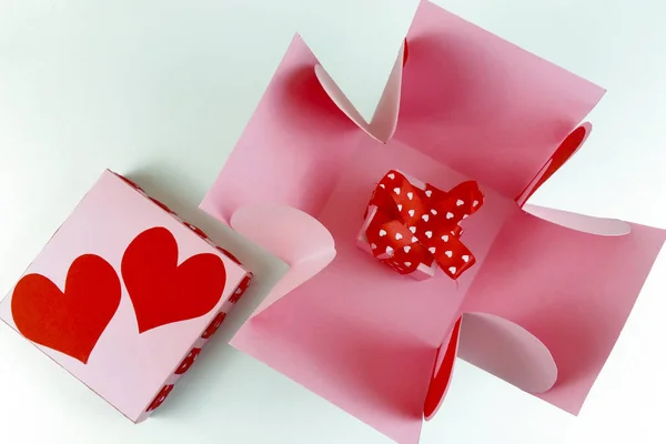 自制的情人节红色的心和纸盒白色背景 顶部视图 — 图库照片