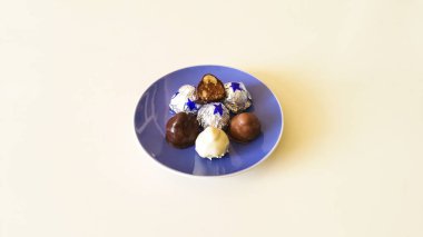 Ev yapımı çikolata badem, Hindistan cevizi, fındık - amatör fotoğraf