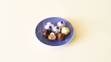 Ev yapımı çikolata badem, Hindistan cevizi, fındık - amatör fotoğraf