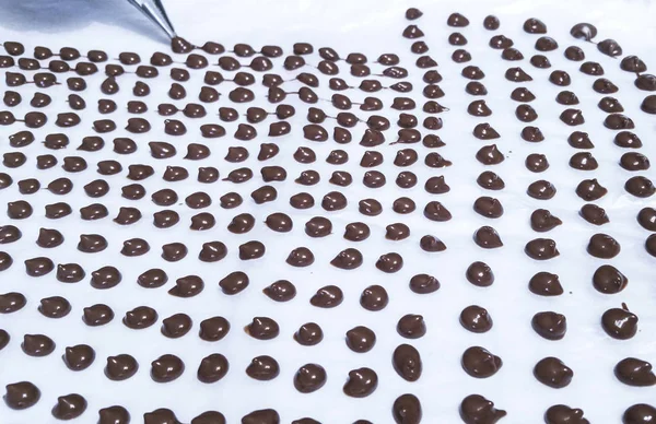 Изготовление Самодельных Шоколадных Чипсов Любительское Фото — стоковое фото