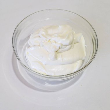 mascarpone krema şeffaf bir kase