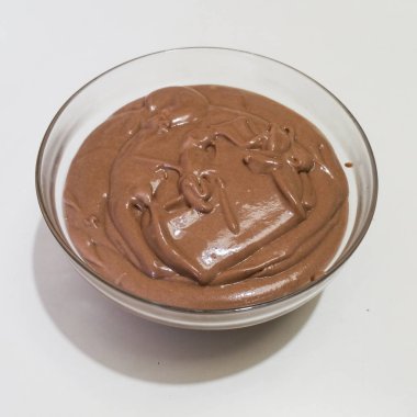 Şeffaf bir kapta krem çikolata