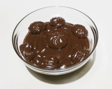 Şeffaf bir kapta krem çikolata