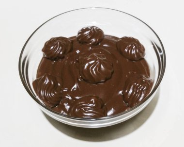 Şeffaf bir kapta krem çikolata