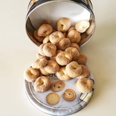 Beyaz arka planda - üstten görünüm portakal bisküvi