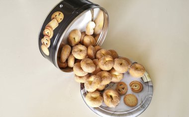 Beyaz arka planda - üstten görünüm portakal bisküvi