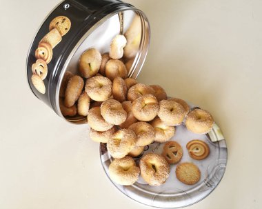 Beyaz arka planda - üstten görünüm portakal bisküvi