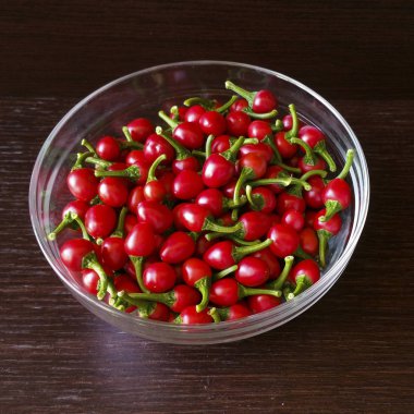 Kırmızı biber bir kase - üstten görünüm