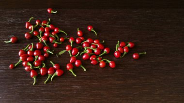 Kırmızı biber üzerinde koyu renkli ahşap - üstten görünüm