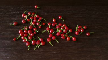 Kırmızı biber üzerinde koyu renkli ahşap - üstten görünüm