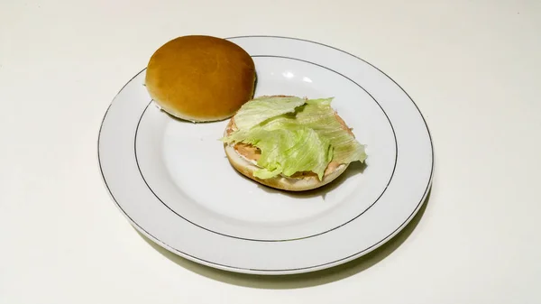 Hemlagad Ostburgare Och Pommes Frites Amatör Foto — Stockfoto