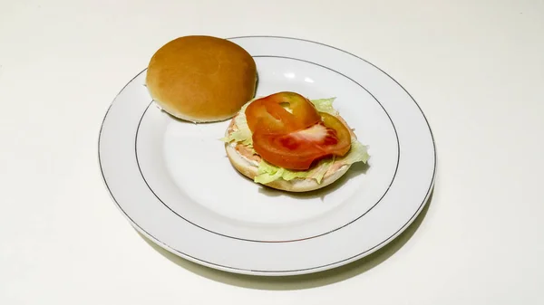 Cheeseburger Caseiro Batatas Fritas Foto Amador — Fotografia de Stock