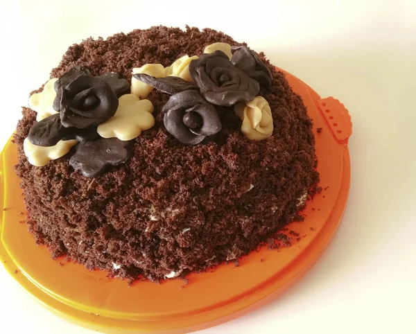 オレンジ トレイに自家製チョコレートの花ケーキ — ストック写真