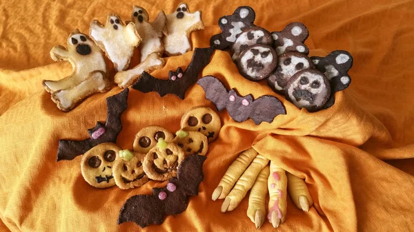 Przerażające Halloween Ciasteczka Domowej Roboty Pomarańczowym Tle — Zdjęcie stockowe