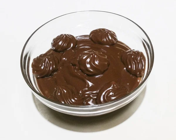 Şeffaf bir kapta krem çikolata