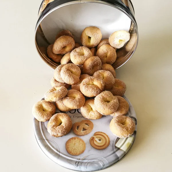 Beyaz arka planda - üstten görünüm portakal bisküvi