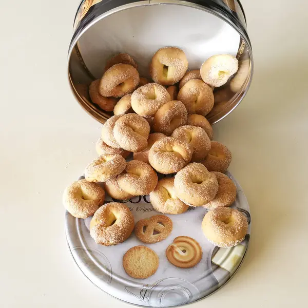 Beyaz arka planda - üstten görünüm portakal bisküvi