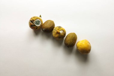 çürük şeftali izole beyaz zemin üzerine - üstten görünüm