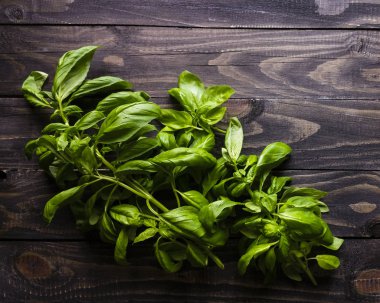 Fesleğen ve aromatik otlar üzerinde ahşap arka plan - üstten görünüm