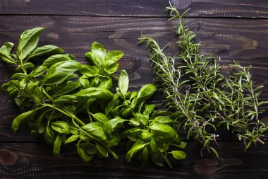 Fesleğen ve aromatik otlar üzerinde ahşap arka plan - üstten görünüm