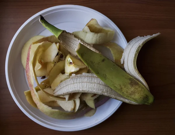 Fruchtschalen Müll Einem Weißen Teller Auf Holzgrund Ansicht Von Oben — Stockfoto