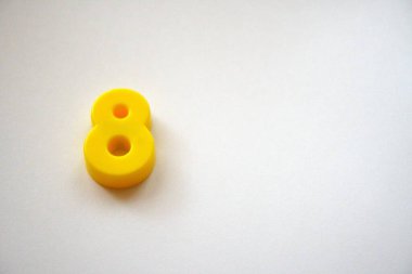 Sarı numara 8, kopyalama alanı olan temiz beyaz bir arkaplanda izole edildi