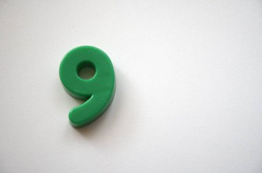 Yeşil numara 9, kopyalama alanı olan beyaz bir arkaplanda izole edildi.