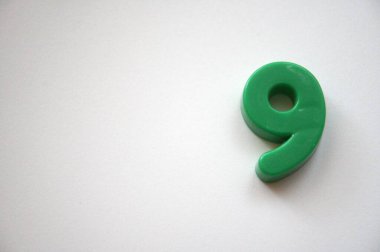 Yeşil numara 9, kopyalama alanı olan beyaz bir arkaplanda izole edildi.