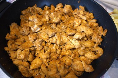 Bir tavada servis edilen geleneksel Macar Brassi tavuk kızartmasının yakın çekimi..