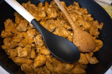 Bir tavada servis edilen geleneksel Macar Brassi tavuk kızartmasının yakın çekimi..