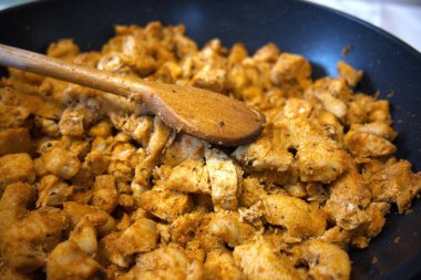 Bir tavada servis edilen geleneksel Macar Brassi tavuk kızartmasının yakın çekimi..