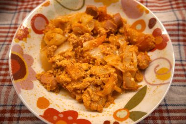 Ev yapımı Macar sebze güveci, lekteler, bir kasede servis ediliyor, yakın çekim manzaralı..