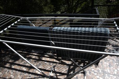 Banyo halıları dışarıda çamaşır ipinde sallanıyor ve kuruyor..