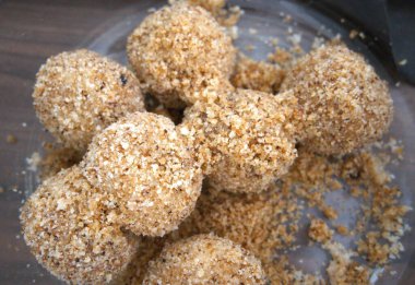 Geleneksel Macar erikli börekleri (szilvs gombc) şeffaf bir cam kasede servis edilir. Orijinal ev yapımı tatlı..