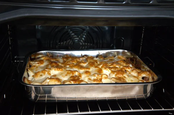 Geleneksel Macar katmanlı patates güveci (rakott krumpli) fırının içindeki tepside yeni pişmiş. Orijinal ev yapımı yemekler..