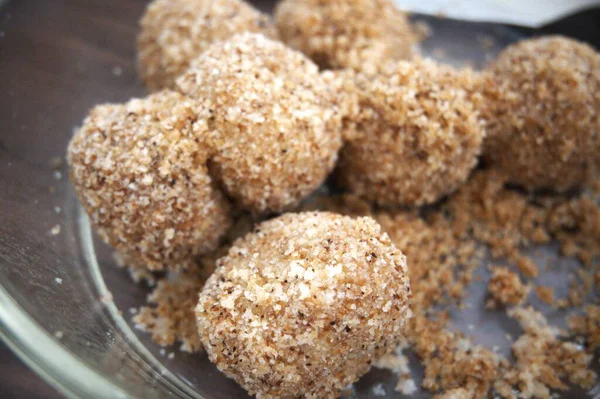 Geleneksel Macar erikli börekleri (szilvs gombc) şeffaf bir cam kasede servis edilir. Orijinal ev yapımı tatlı..