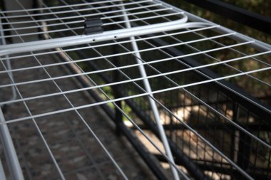 Boş bir çamaşır ipinin fotokopi alanı olan terasa yakın plan görüntüsü