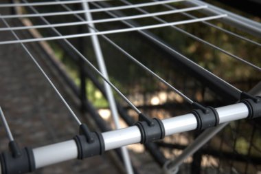 Boş bir çamaşır ipinin fotokopi alanı olan terasa yakın plan görüntüsü