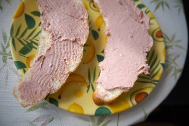 Tabakta karaciğer pıhtısı olan taze ekmek rulosunun yakın çekimi, basit kahvaltı..
