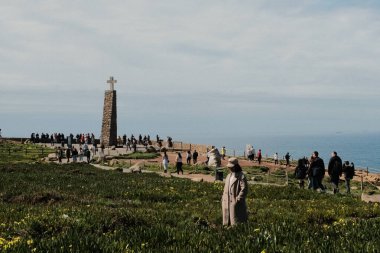Cabo da Roca deniz fenerinin manzarası mavi gökyüzü dramatik uçurumları Sintra Portekiz 'in popüler seyahat merkezi olan doğal bitki örtüsüne sahip engebeli Atlantik Okyanusu kıyı şeridi. Yüksek kalite