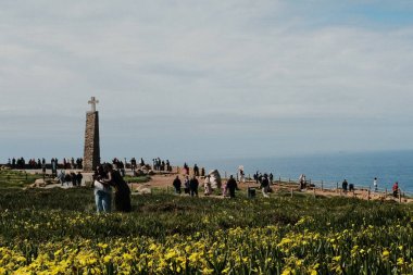 Cabo da Roca deniz fenerinin manzarası mavi gökyüzü dramatik uçurumları Sintra Portekiz 'in popüler seyahat merkezi olan doğal bitki örtüsüne sahip engebeli Atlantik Okyanusu kıyı şeridi. Yüksek kalite