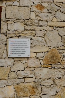 Fatima Portekiz 'deki Francisco ve Lucia aile evinin antik ahşap kapısı aşınmış kereste ve taş eşiği geleneksel kırsal mimari müzesi girişine yakın. Yüksek kalite fotoğraf