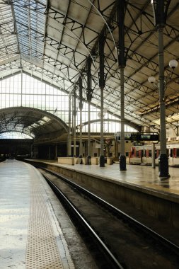 İçinde kemerli cam çatı platformları ve park halindeki banliyö trenleri olan tarihi tren istasyonu. Lizbon Portekiz ulaşım merkezi, zemin kat perspektifiyle donatılmış. Yüksek kalite fotoğraf