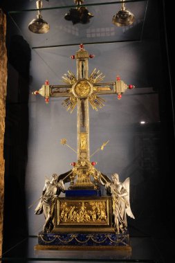 Kudüs 'teki Kutsal Haç Bazilikası' ndaki hazine emanetleri Roma 'nın altın haçı ve cam sergi çantasındaki kutsal kaplar sadece müze iç yazı işleri kullanımı içindir. Yüksek kalite fotoğraf