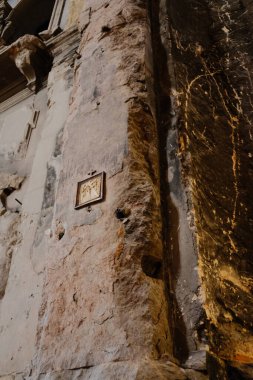 Igreja Sao Domingos Lizbon yangınında kilise içi, kırmızı, tavan üstü, taştan sütunlar, tarihi Portekiz katedrali hasar gördü. Yüksek kalite fotoğraf