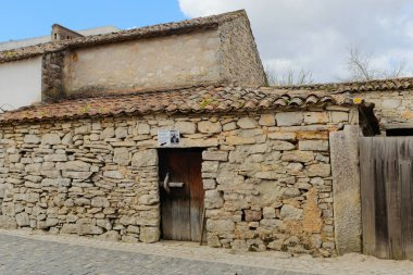 Geleneksel taş kulübe dış tarafı ahşap kapılı kiremit kiremit çatı ve kaldırım taşı sokağıyla Francisco ve Lucia ev kompleksi Fatima Portugal. Yüksek kalite fotoğraf