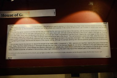 Igreja Sao Domingos Lizbon yangınında kilise içi, kırmızı, tavan üstü, taştan sütunlar, tarihi Portekiz katedrali hasar gördü. Yüksek kalite fotoğraf