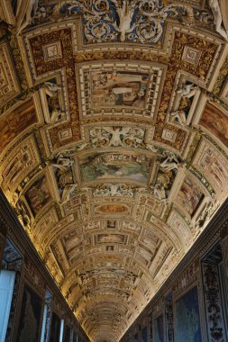 Altın kaplama tavan koridorlu uzun galeri koridoru ziyaretçi kalabalığı Vatikan Müzeleri Roma İtalya 'yı temsil ediyor. Yüksek kalite fotoğraf