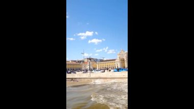 Uzaktaki asma köprüsünde martıları olan Tagus nehri kıyısı ve Lizbon 'un berrak gökyüzü sakin kıyı şehri